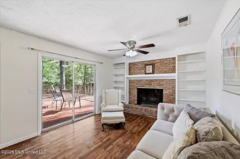 Living - 4626 Hazelwood Dr, Jackson, MS 39211 photo 3 of 4