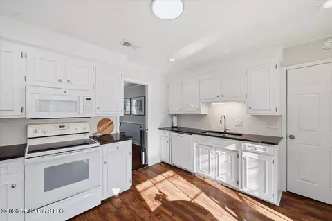 Kitchen - 4626 Hazelwood Dr, Jackson, MS 39211 photo 3 of 4