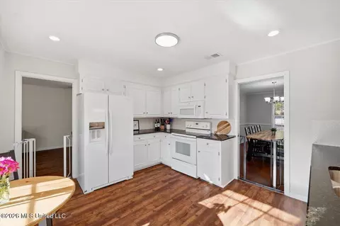 Kitchen - 4626 Hazelwood Dr, Jackson, MS 39211 photo 2 of 4