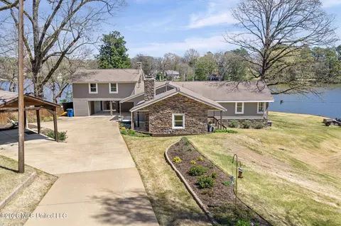 7300 W Shahkoka Dr, Olive Branch, MS 38654