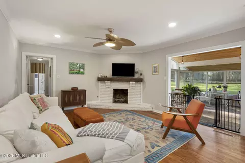Living - 147 Highland Cir, Jackson, MS 39211 photo 3 of 3