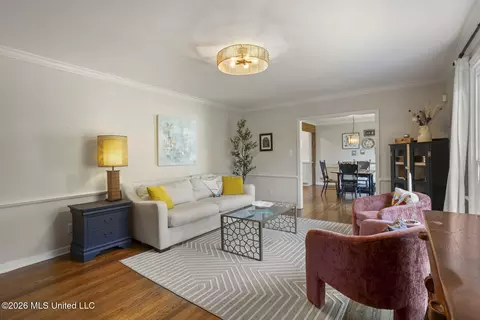 Living - 147 Highland Cir, Jackson, MS 39211 photo 2 of 3