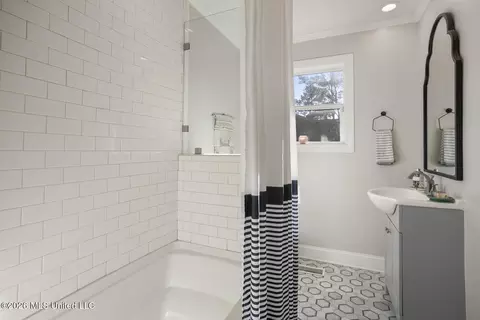Bath - 147 Highland Cir, Jackson, MS 39211 photo 2 of 2