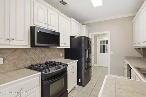 Kitchen - 306 Red Cedar Dr, Brandon, MS 39047 photo 2 of 2
