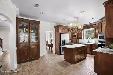Kitchen - 1058 Ridgeside Dr, Brandon, MS 39042 photo 2 of 6
