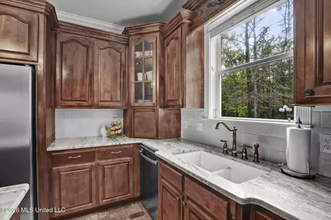Kitchen - 1058 Ridgeside Dr, Brandon, MS 39042 photo 5 of 6