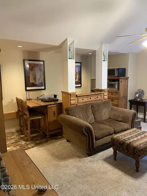 Living - 1313 Roxbury Ct, Jackson, MS 39211 photo 2 of 2
