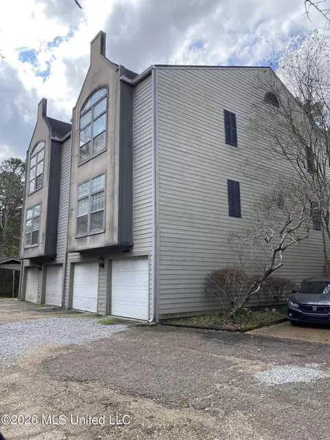 1313 Roxbury Ct, Jackson, MS 39211