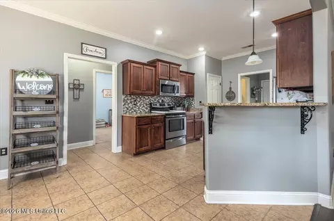Entry Way - 1768 Linden Dr, Nesbit, MS 38651 photo 6 of 6