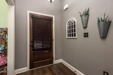 Entry Way - 1768 Linden Dr, Nesbit, MS 38651 photo 7 of 7