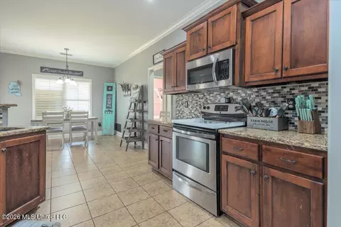 Entry Way - 1768 Linden Dr, Nesbit, MS 38651 photo 3 of 6