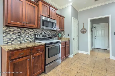 Entry Way - 1768 Linden Dr, Nesbit, MS 38651 photo 5 of 6