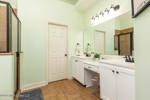 Bath - 1768 Linden Dr, Nesbit, MS 38651 photo 3 of 3