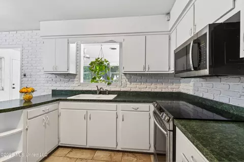 Kitchen - 2535 Meadow Rd, Biloxi, MS 39531 photo 6 of 6