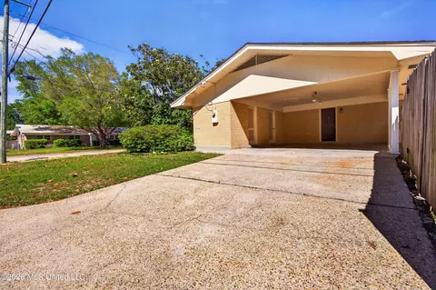 Exterior - 2535 Meadow Rd, Biloxi, MS 39531 photo 2 of 9