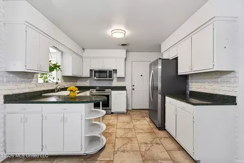 Kitchen - 2535 Meadow Rd, Biloxi, MS 39531 photo 2 of 6