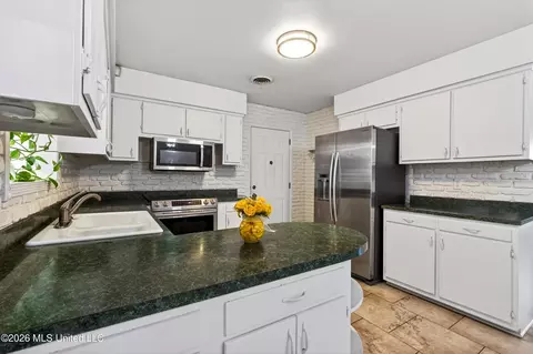 Kitchen - 2535 Meadow Rd, Biloxi, MS 39531 photo 4 of 6