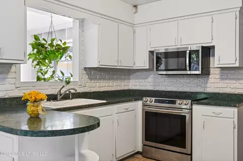 Kitchen - 2535 Meadow Rd, Biloxi, MS 39531 photo 5 of 6