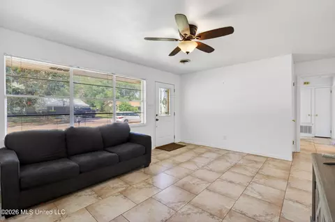 Living - 2535 Meadow Rd, Biloxi, MS 39531 photo 2 of 4