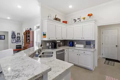 Kitchen - 668 Conti Dr, Brandon, MS 39042 photo 4 of 4