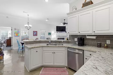 Kitchen - 668 Conti Dr, Brandon, MS 39042 photo 2 of 4