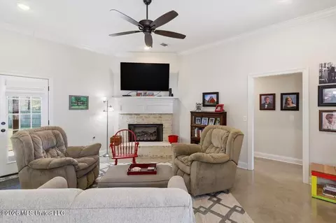 Living - 668 Conti Dr, Brandon, MS 39042 photo 2 of 2
