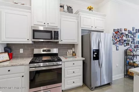Kitchen - 668 Conti Dr, Brandon, MS 39042 photo 3 of 4