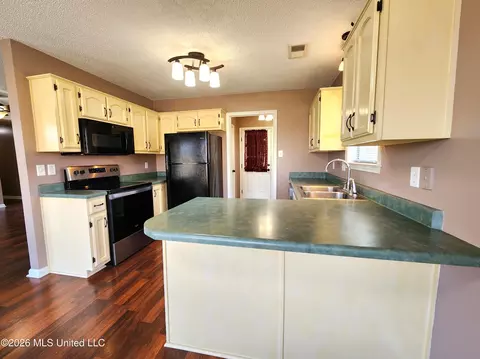 Kitchen - 3396 Clepsyda Dr, Hernando, MS 38632 photo 2 of 5