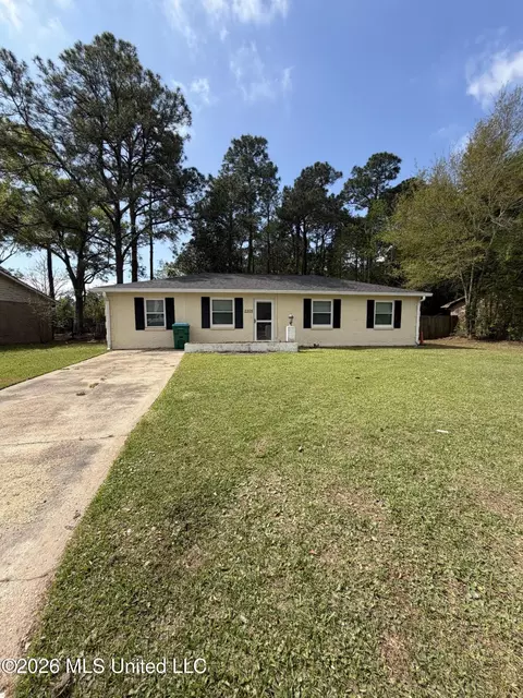 2205 University St, Gautier, MS 39553