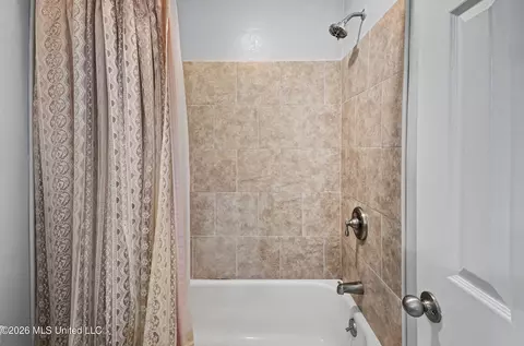 Bath - 606 Honeysuckle Dr, Madison, MS 39110 photo 2 of 4