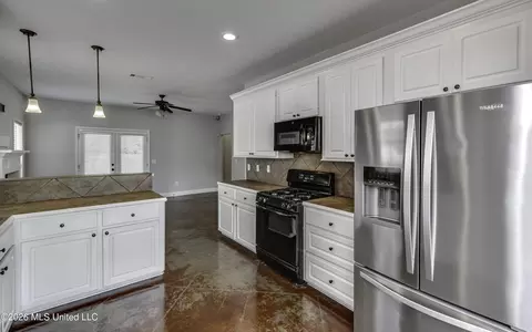 Kitchen - 2017 Pebble Creek Dr, Brandon, MS 39042 photo 1 of 5