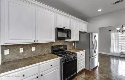Kitchen - 2017 Pebble Creek Dr, Brandon, MS 39042 photo 4 of 5