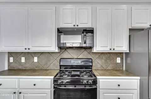 Kitchen - 2017 Pebble Creek Dr, Brandon, MS 39042 photo 3 of 5