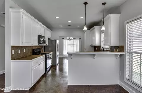 Kitchen - 2017 Pebble Creek Dr, Brandon, MS 39042 photo 5 of 5