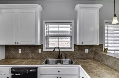 Kitchen - 2017 Pebble Creek Dr, Brandon, MS 39042 photo 2 of 5