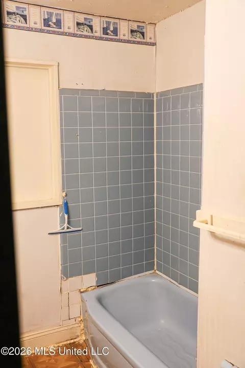 Bath - 1616 Gibraltar Dr, Jackson, MS 39204 photo 2 of 2