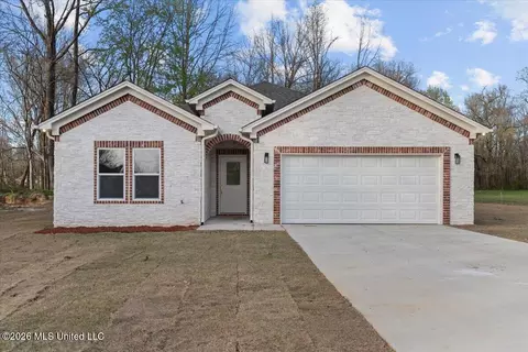 185 Lee Creek Cv, Byhalia, MS 38611