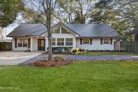 5808 Ridge Rd, Ocean Springs, MS 39564