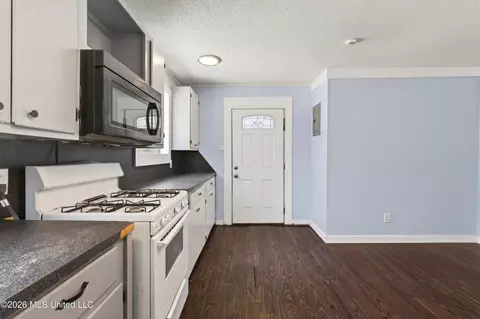 Entry Way - 612 N Wright Ave, Long Beach, MS 39560 photo 3 of 3