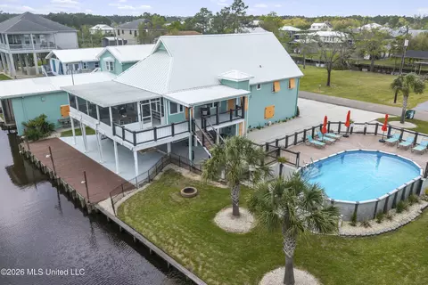 842 Deer Dr, Bay Saint Louis, MS 39520