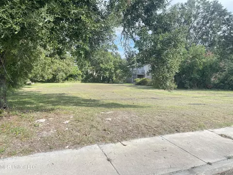 348 Oak St, Biloxi, MS 39530