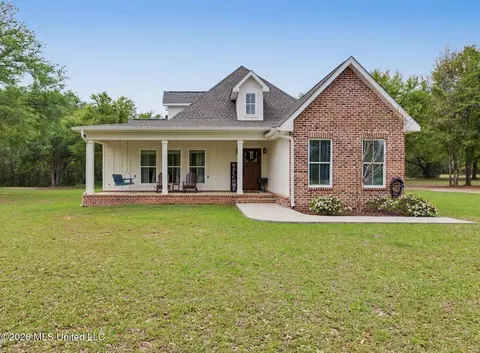 107 Blue Lakes Dr, Lucedale, MS 39452