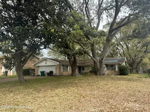 3920 Hillandale Dr, Gautier, MS 39553