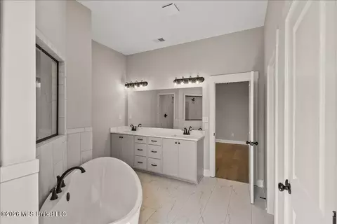 Bath - 854 Coahoma Ct, Nesbit, MS 38651 photo 2 of 4