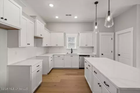 Kitchen - 854 Coahoma Ct, Nesbit, MS 38651 photo 2 of 2