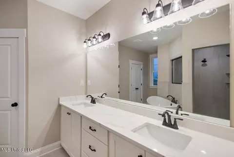 Bath - 878 Coahoma Ct, Nesbit, MS 38651 photo 1 of 6