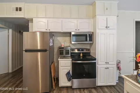 Kitchen - 408 Northside Cir, Jackson, MS 39206 photo 2 of 3