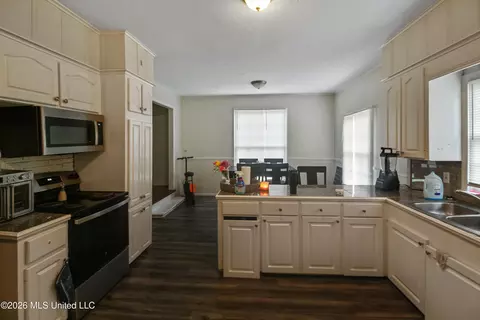 Kitchen - 408 Northside Cir, Jackson, MS 39206 photo 3 of 3
