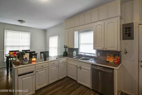Kitchen - 408 Northside Cir, Jackson, MS 39206 photo 1 of 3