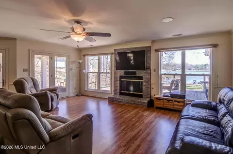 Living - 2160 Taryn Ln, Nesbit, MS 38651 photo 2 of 2